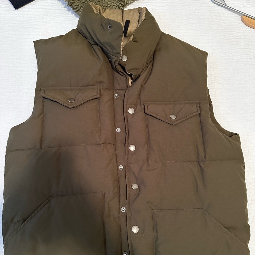 Mens M Jcrew green vest.